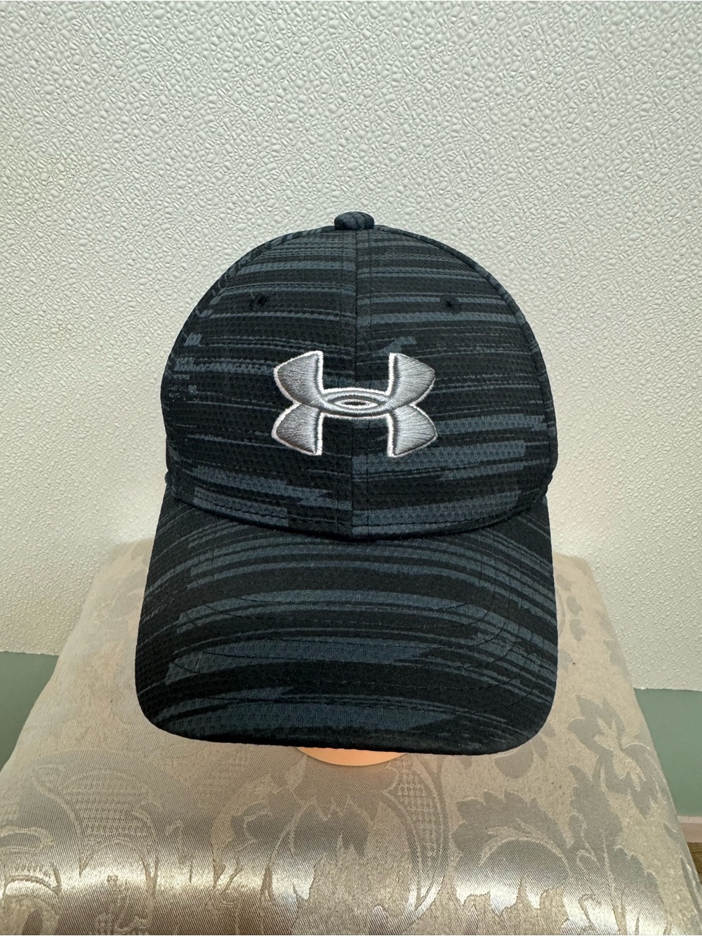 Youth S/M Under Armour Black & Charcoal Striped Logo Cap (D-88)